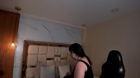 Snapshot of zoes_mile chatting on February 5, 11:26 am Zoes online show from February 5, 11:26 am