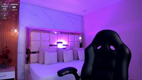 Snapshot of zoes_mile chatting on February 13, 11:28 am Zoes online show from February 13, 11:28 am