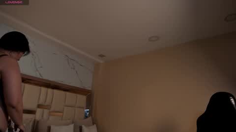 Snapshot of zoes_mile chatting on February 18, 11:28 am Zoes online show from February 18, 11:28 am