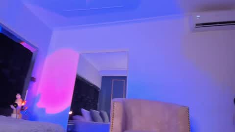 zoevidal_ online show from February 27, 12:02 pm