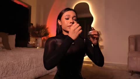 zoevidal_ online show from November 5, 12:05 pm