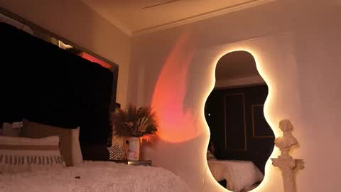 zoevidal_ online show from November 10, 11:53 am