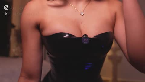 zoevidal_ online show from March 11, 12:22 pm