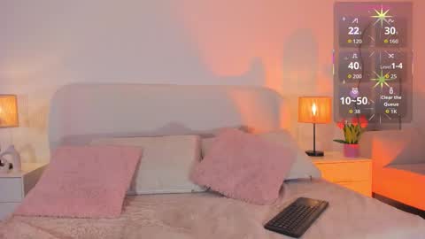 Snapshot of zoewhitte chatting on October 31, 5:19 am ZOE online show from October 31, 5:19 am