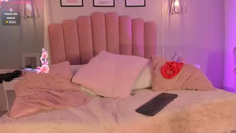 Snapshot of zoewhitte chatting on December 3, 10:46 am ZOE online show from December 3, 10:46 am