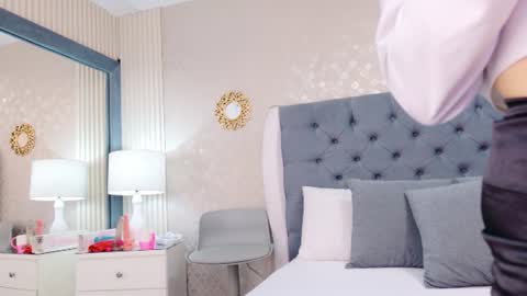ZoeWilliis online show from June 24, 11:20 am