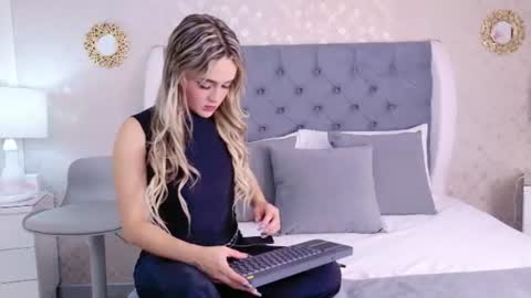 ZoeWilliis online show from July 10, 1:25 pm