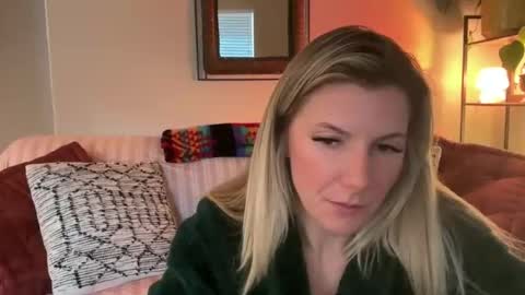 Zoeydanner online show from January 8, 8:00 pm