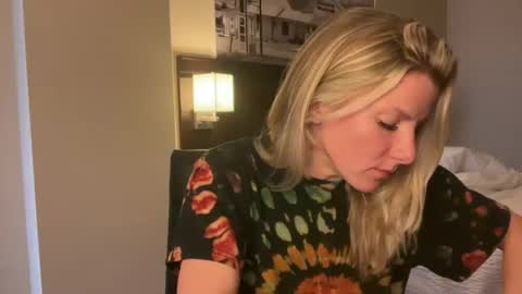 Zoeydanner online show from February 2, 9:35 pm