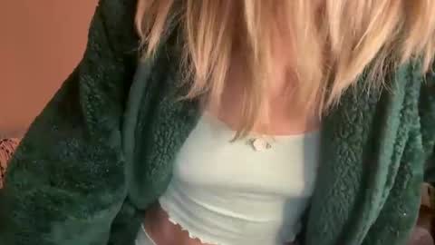 Zoeydanner online show from February 6, 6:18 am