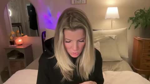 Zoeydanner online show from March 6, 4:53 am