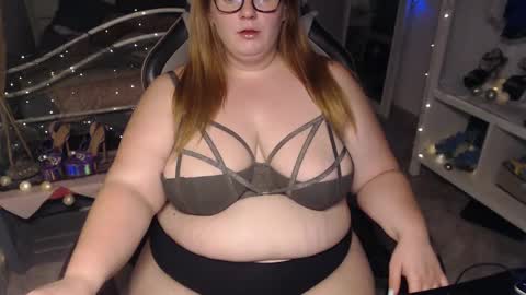 zoeyleyx online show from December 14, 2:01 am