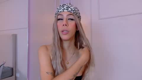 Zoey online show from May 25, 12:55 pm