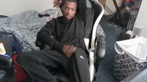 Snapshot of zoneingout chatting on December 14, 5:24 am zoneingout online show from December 14, 5:24 am