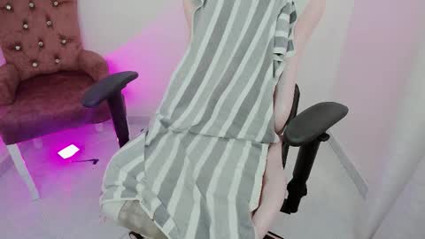 Snapshot of zooeybelair chatting on October 22, 3:01 pm Alicie online show from October 22, 3:01 pm