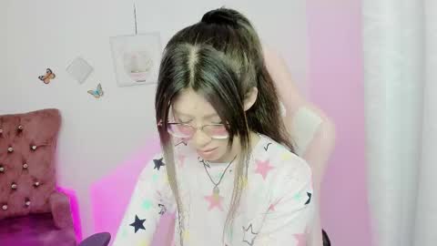 Snapshot of zooeybelair chatting on October 25, 4:53 am Alicie online show from October 25, 4:53 am