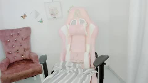 Snapshot of zooeybelair chatting on November 12, 5:41 am Alicie online show from November 12, 5:41 am