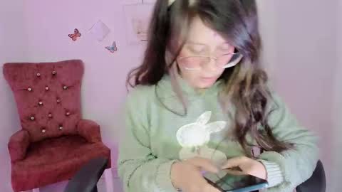 Snapshot of zooeybelair chatting on November 14, 4:38 pm Alicie online show from November 14, 4:38 pm