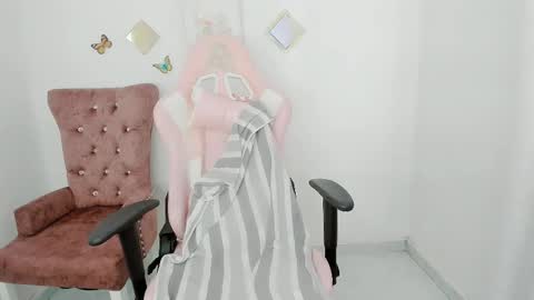 Snapshot of zooeybelair chatting on November 18, 4:22 pm Alicie online show from November 18, 4:22 pm