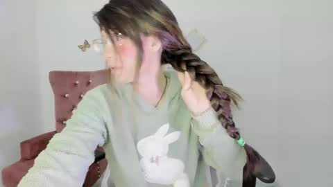 Snapshot of zooeybelair chatting on November 19, 5:07 am Alicie online show from November 19, 5:07 am