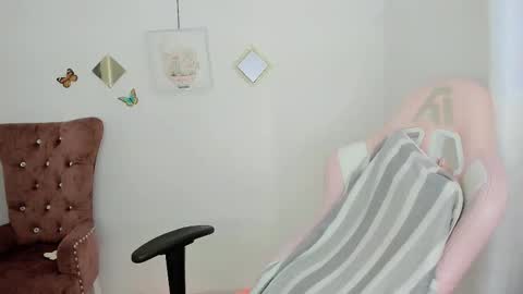 Snapshot of zooeybelair chatting on November 24, 12:49 pm Alicie online show from November 24, 12:49 pm