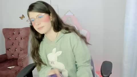 Snapshot of zooeybelair chatting on November 26, 8:37 am Alicie online show from November 26, 8:37 am