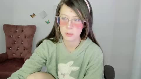 Snapshot of zooeybelair chatting on December 4, 8:34 am Alicie online show from December 4, 8:34 am