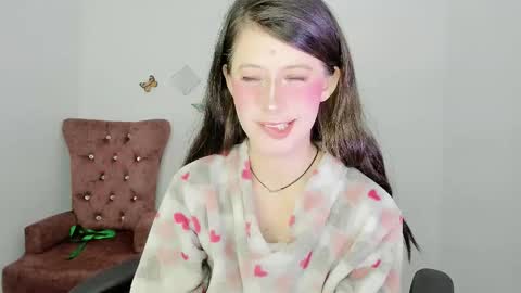 Snapshot of zooeybelair chatting on December 14, 11:04 am Alicie online show from December 14, 11:04 am