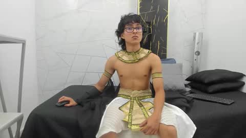 Snapshot of zoro_v chatting on October 21, 7:36 pm online show from October 21, 7:36 pm