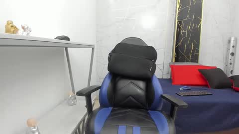 Snapshot of zoro_v chatting on November 7, 12:21 am online show from November 7, 12:21 am