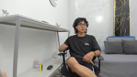 Snapshot of zoro_v chatting on November 16, 7:41 pm online show from November 16, 7:41 pm