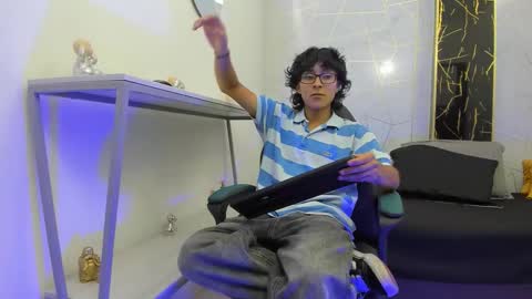 Snapshot of zoro_v chatting on December 1, 7:30 pm online show from December 1, 7:30 pm