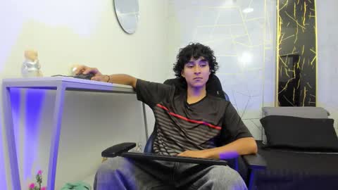 Snapshot of zoro_v chatting on December 3, 9:35 pm online show from December 3, 9:35 pm