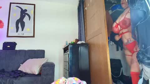 zully_green online show from April 15, 4:19 am