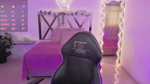 Snapshot of zury_tay chatting on June 3, 3:28 pm ZURY online show from June 3, 3:28 pm