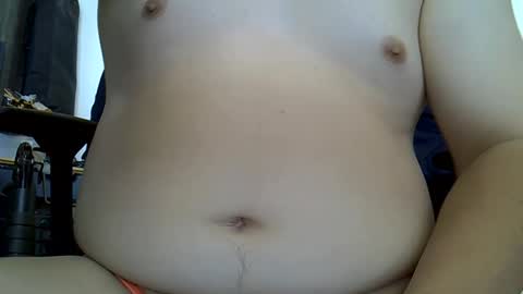 zxcv383645 online show from May 17, 4:32 am
