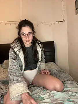 Lunaabbey online show from March 29, 9:15 pm