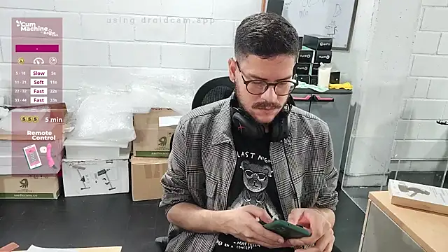 Snapshot of AndyHepburn chatting on October 3, 1:41 pm AndyHepburn online show from October 3, 1:41 pm