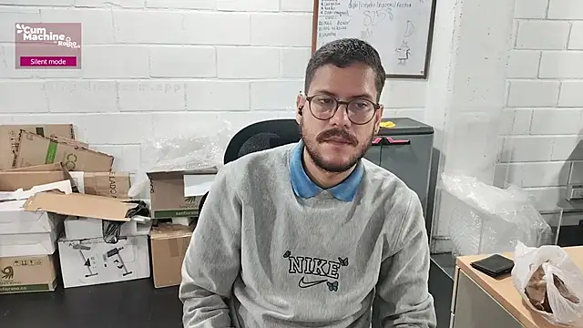 Snapshot of AndyHepburn chatting on October 10, 1:32 pm AndyHepburn online show from October 10, 1:32 pm