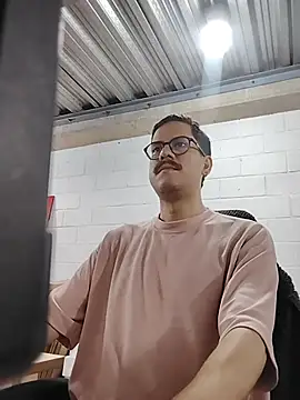 Snapshot of AndyHepburn chatting on October 17, 1:46 pm AndyHepburn online show from October 17, 1:46 pm