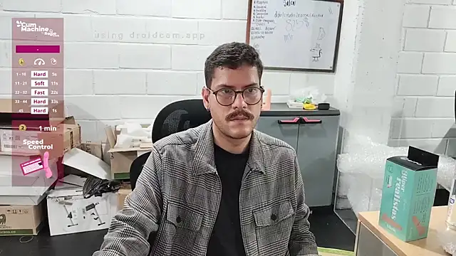 Snapshot of AndyHepburn chatting on October 20, 7:58 pm AndyHepburn online show from October 20, 7:58 pm