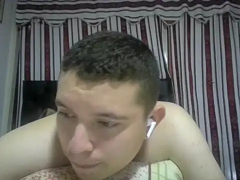 Snapshot of mons41 chatting on February 21, 10:00 pm mons41 online show from February 21, 10:00 pm
