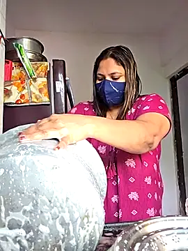 Snapshot of MOM-SUN-COUPLE chatting on September 26, 9:35 am MOM-SUN-COUPLE online show from September 26, 9:35 am