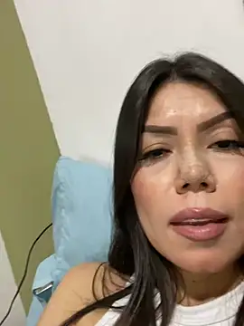 Snapshot of martina_contreras chatting on March 11, 8:09 am martina contreras online show from March 11, 8:09 am