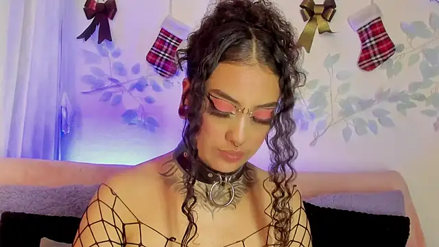 Snapshot of Cata_green chatting on December 23, 11:28 pm Cata green online show from December 23, 11:28 pm