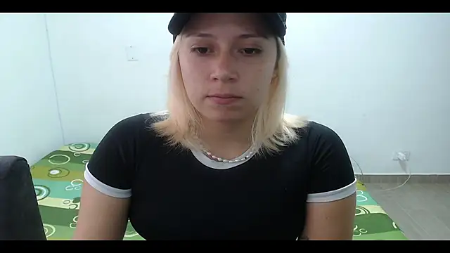 Snapshot of MommyMiaWs chatting on February 9, 1:25 pm MommyMiaWs online show from February 9, 1:25 pm