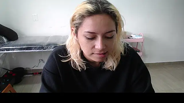 Snapshot of MommyMiaWs chatting on March 4, 12:22 pm MommyMiaWs online show from March 4, 12:22 pm