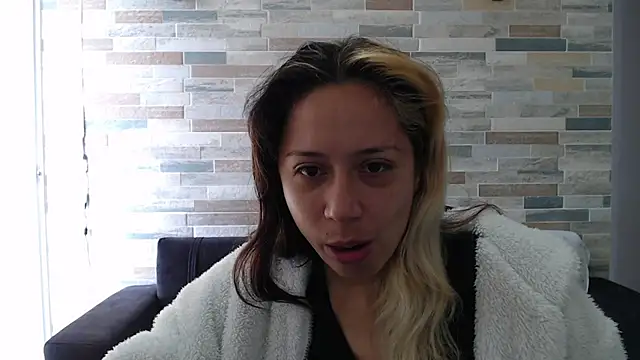 Snapshot of MommyMiaWs chatting on October 2, 2:35 pm MommyMiaWs online show from October 2, 2:35 pm