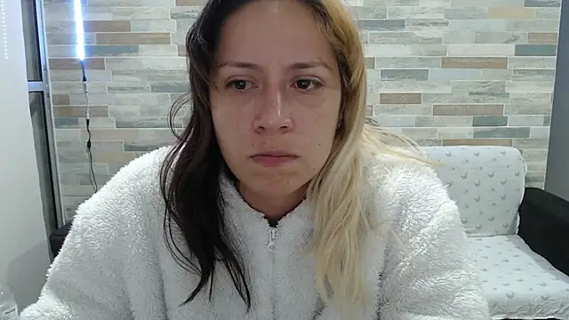 Snapshot of MommyMiaWs chatting on October 3, 2:41 am MommyMiaWs online show from October 3, 2:41 am