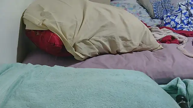 sluttylaura21 online show from April 3, 5:38 am